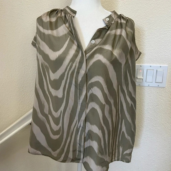 Banana Republic 100% Silk Top Size M button down cap sleeve green beige like new - Picture 1 of 7